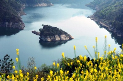 Το νησί που εξαφανίζεται και αναδύεται στην επιφάνεια μόνο μια φορά τον χρόνο! Μοιάζει με χελώνα και οι ντόπιοι θεωρούν ότι μόλις εμφανίζεται, φέρνει μαζί του την άνοιξη (φωτο & βίντεο)
