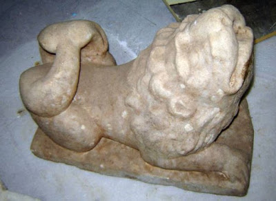 Ο μαρμάρινος λέοντας βρέθηκε τον Απρίλιο του 2006, μαζί με πλήθος άλλες αρχαιότητες στη Σχοινούσα 