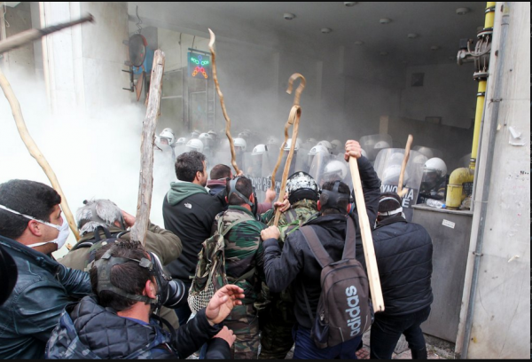 Προσαγωγές τώρα έξω από το υπουργείο.