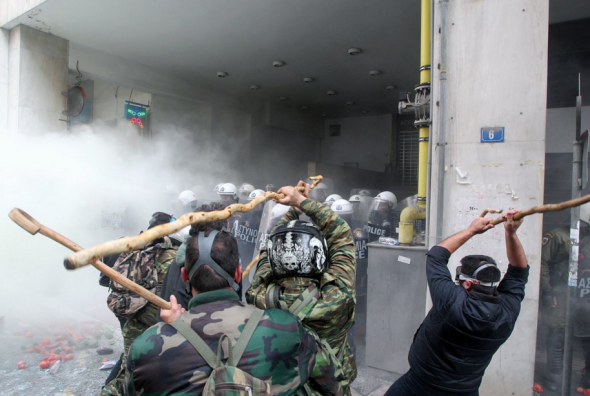 Οι Κρητικοί διαδηλωτές επιτέθηκαν με τις μαγκούρες στα ΜΑΤ, με τους αστυνομικούς να απαντούν με γκλοπ και χημικά. 