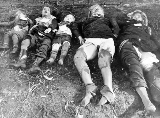 Νεκρές Γερμανίδες μετά το πέρασμα Σοβιετικών στρατιωτών. Τα σκισμένα ρούχα μαρτυρούν τον βιασμό που προηγήθηκε