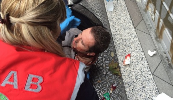 Τραυματισμένος στο κεφάλι διακομίσθηκε και νοσηλεύεται στο νοσοκομείο Ερυθρός Σταυρός ο αστυνομικός συντάκτης του Αθήνα 9.84 Δημήτρης Πέρρος, ο οποίος έπεσε πριν από λίγο θύμα επίθεσης αγνώστων στην Ομόνοια. Ο συνάδελφος κάλυπτε δημοσιογραφικά την εξέλιξη των σημερινών συλλαλητηρίων και βρισκόταν στη γωνία Πατησίων και Πανεπιστημίου, όταν δέχθηκε χτυπήματα στο πίσω μέρος του κεφαλιού από αγνώστους με αποτέλεσμα να σωριαστεί στο έδαφος αιμόφυρτος.