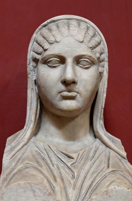 Μαρμάρινη προτομή της Ασπασίας, που φέρει επιγραφή με το όνομά της. Ρωμαϊκό αντίγραφο, ελληνιστικού αγάλματος. Μουσείο του Βατικανού, Ρώμη.