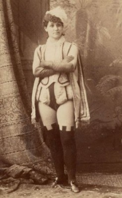 Στις κωμικές παραστάσεις burlesque ήταν πολύ διαδεδομένο οι γυναίκες να ντύνονται με αντρικά ρούχα