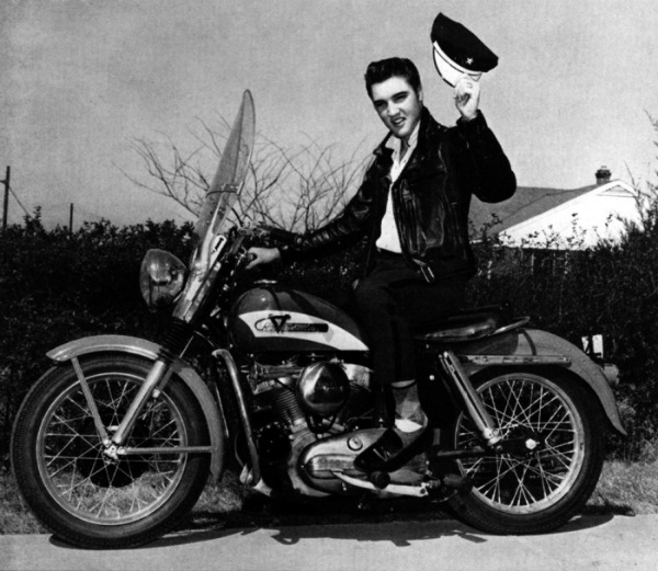 Ο Έλβις Πρίσλεϊ με την ερυθρόλευκη 1956 Harley-Davidson KH Model