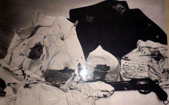 Τα ματωμένα ρούχα του βασιλιά και το περίστροφο που του αφαίρεσε τη ζωή. Μουσείο Βασιλέως Γεωργίου Α′ στην Θεσσαλονίκη