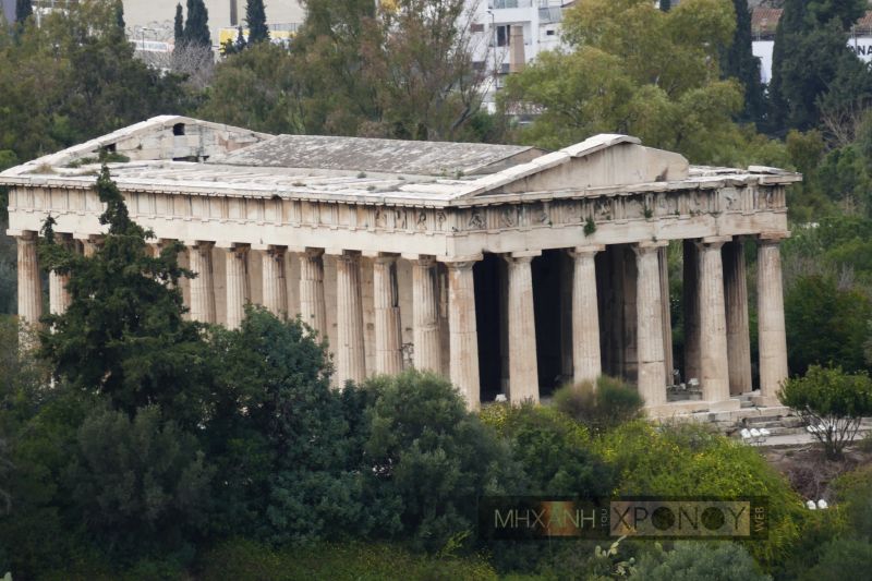 Είναι δωρικός περίπτερος ναός με πλούσιο γλυπτικό διάκοσμο και κατασκευασμένος από παριανό μάρμαρο. Στις ανατολικές μετόπες αναπαρίστανται οι άθλοι του Ηρακλή, στη βόρεια και Νότια οι άθλοι του Θησέα. Η ζωφόρος του πρόναου αναπαριστά τη μάχη του Θησέα με τους Παλλαντίδες και στον οπισθόδρομο η μάχη των Λαπίθων και των Κενταύρων