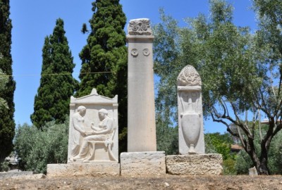 Ποια ήταν η νεαρή Ηγησώ που έζησε στην κλασική Αθήνα του 5ου αιώνα και το τέλος της αποτυπώθηκε σε επιτύμβια στήλη στον Κεραμεικό; Η εικόνα της να περιμένει τον θάνατο με θάρρος και ηρεμία, ενέπνευσε τον Παλαμά