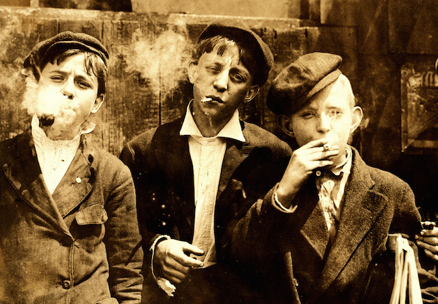 Το 1910, το κάπνισμα ήταν τόσο δημοφιλές, που ορισμένες φορές επιτρεπόταν ακόμα και σε παιδιά