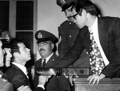 Τρεις νεκροί και δέκα τραυματίες. Το έγκλημα του Νίκου Κοεμτζή για ένα ζεϊμπέκικο σε νυχτερινό κέντρο. Το αποκριάτικο γλέντι κατέληξε σε σφαγή. Αστυνομικοί ανάμεσα στα θύματα