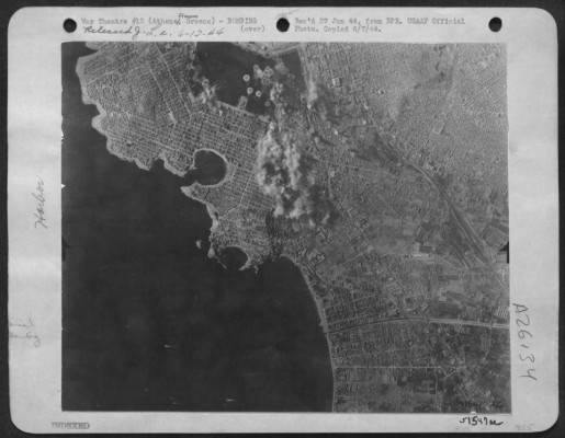 11 Ιανουαρίου 1944. Ο βομβαρδισμός του Πειραιά με Flying Fortresses της 15ης Μοίρας της USAAF.