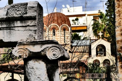 Χριστιανικοί ναοί στη θέση των αρχαίων ναών της Αφροδίτης και της Εστίας, αλλά και σε κτήματα πλουσίων Αθηναίων. Ποια εκκλησία χτυπήθηκε από τον Μοροζίνι και σε ποια βρίσκονταν οι τάφοι των Παλαιολόγων