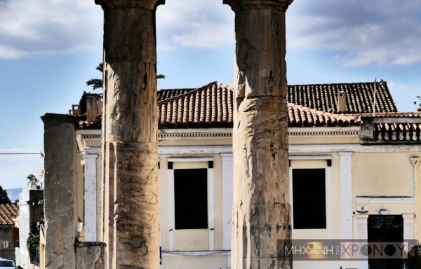 Η πύλη της Αθηνάς Αρχηγέτιδος είχε τέσσερις δωρικούς κίονες και αέτωμα από πεντελικό μάρμαρο. 
