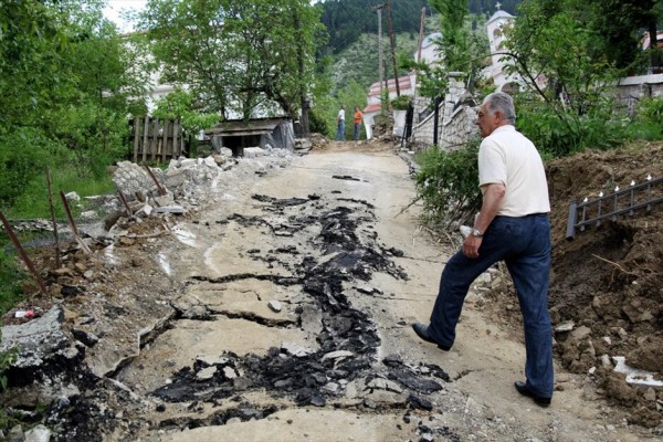 Χτισμένο σε υψόμετρο 750 μέτρων, το χωριό Ροπωτό, είναι διάσπαρτο σε 7 οικισμούς σε μια ακτίνα 7 χιλιομέτρων, στις πλαγιές της Καραβούλας στη Νότια Πίνδο.