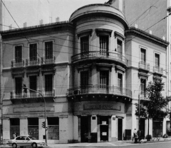 Στην γωνία της οδού Αιόλου και Σταδίου χτίστηκε το 1891 το τριώροφο ξενοδοχείο "Πριγκηψ Γεώργιος". Στο ισόγειο του λειτουργούσε φαρμακείο. Το 1910 λειτούργησε το ξενοδοχείο "Αττικόν". Η Αθήνα μέσα στο χρόνο