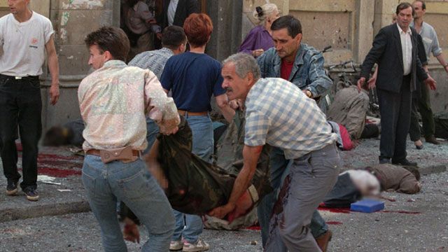 Το μακελειό στην αγορά του Σεράγεβο που βομβαρδίστηκε μέρα μεσημέρι, με θύματα 67 άμαχους και 142 τραυματίες. Η σφαγή οδήγησε στην επέμβαση του ΝΑΤΟ (Προσοχή. Σκληρές Εικόνες)