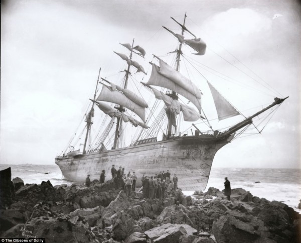 Το πλοίο "Glenbervie", μετέφερε πιάνα και υψηλής ποιότητας οινοπνευματώδη ποτά, συνετρίβη σε βράχια κοντά στην Κορνουάλη. 400 βαρέλια κονιάκ και ρούμι χάθηκαν, ενώ τα 16 μέλη του πληρώματος σώθηκαν.