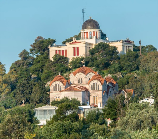 Στον λόφο του Αστεροσκοπέου βρίκεται ο ναός της Αγίας Μαρίνας. Η νοτιοανατολική πλευρά του είναι λαξευμένη μέσα στον βράχο και πιθανόν κατασκευάστηκε σε σημείο που υπήρχε αρχαία δεξαμενή ναού τον 13ο αιώνα. Ο νεότερος ναός χτίστηκε αρχές του 20ου αιώνα και στο εσωτερικό του βρίσκονται σπουδαίες τοιχογραφίες γνωστών καλλιτεχνών. 