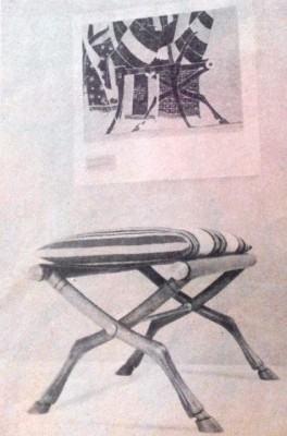 Δίφρος. Το σχέδιο του καθίσματος αυτού, που διπλώνει, είναι από πήλινη πλάκα του 6ου π.Χ αιώνα και βρίσκεται στο κρατικό Μουσείο Βερολίνου