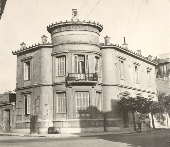 Κατοικία της οικογένειας Ευαγγελίδη στη Νεάπολη των Εξαρχείων. Βρισκόταν στη συμβολή τεσσάρων οδών και χτίστηκε τέλη του 19ου αιώνα. Κατεδαφίστηκε την δεκαετία του '60. Τη φωτογραφία που παραχώρησε ο Τρύφων Ευαγγελίδης στην ομάδα Αθήνα μέσα στο χρόνο