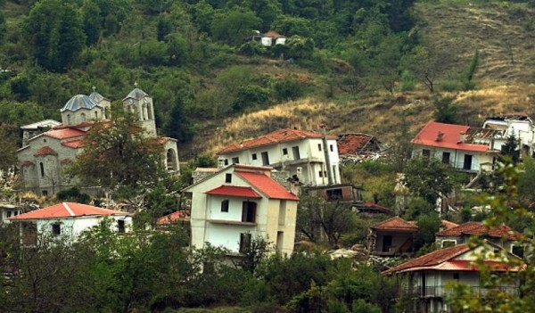 Το γεωλογικό φαινόμενο στο Ροπωτό βρίσκεται σε συνεχή εξέλιξη και επιδεινώνεται όταν βρέχει ή λιώνουν τα χιόνια. Ο εγκλωβισμός των στάσιμων υδάτων έχει προκαλέσει τη μεγαλύτερη ζημιά. 