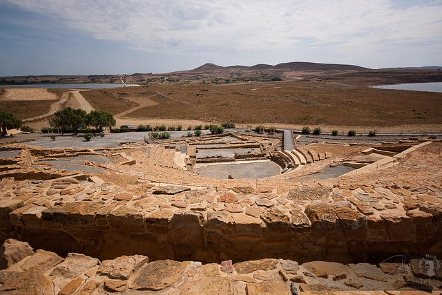 Το αρχαίο θέατρο της Ηφαιστίας, είναι κτισμένο στο στενότερο σημείο της χερσονήσου της Παλαιόπολης και μπροστά του απλωνόταν η Ηφαιστία 