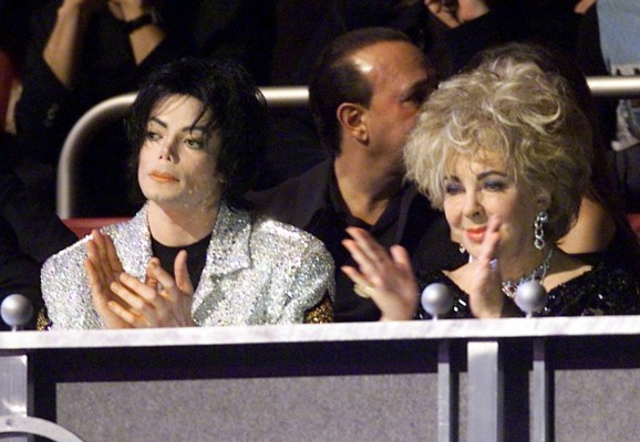 Ο Μάικλ Τζάκσον με την Ελίζαμπεθ Τέιλορ στη συναυλία της 7ης Σεπτεμβρίου 2001