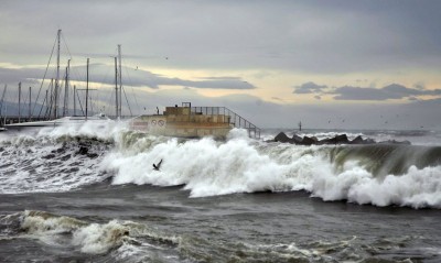 epa01965076 Stormy weather.....Rough waves hit the coast at the Olympic Port in Barcelona, Northeastern Spain, 14 December 2009. Civil Defence has activated the alarm for rough surge with waves up to 4 meters high calling for precaution at ports, beaches and navigation. EPA/Xavier Bertral