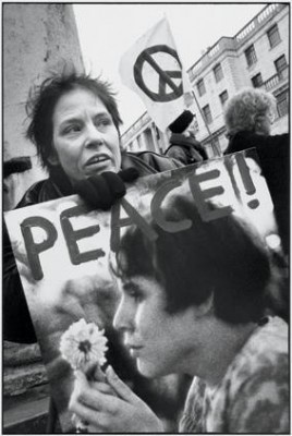 Σε διαδήλωση εναντίον του πολέμου στο Ιράκ, η Κάσμιρ φωτογραφήθηκε ξανά, κρατώντας ένα πόστερ με τη διάσημη φωτογραφία από το 1967.