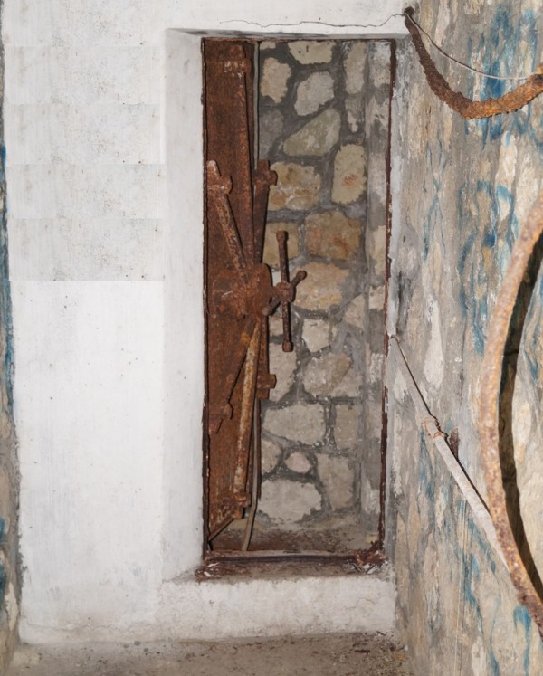 Η θωρακισμένη πόρτα από το καταφύγιο της Καστέλλας