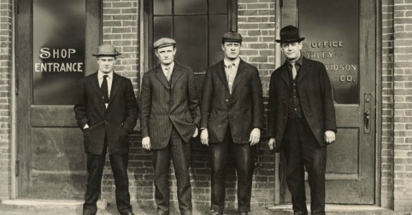 Από αριστερά προς τα δεξιά, Άρθουρ Ντάβιντσον, Γουόλτερ Νταβιντσον, Ουίλιαμ Χάρλει και Ουίλιαμ Νταβιντσον 