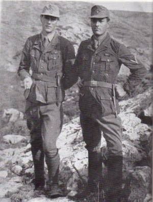 Στάνλεϋ Μος και Πάτρικ Λη Φέρμορ φορώντας γερμανικές στολές