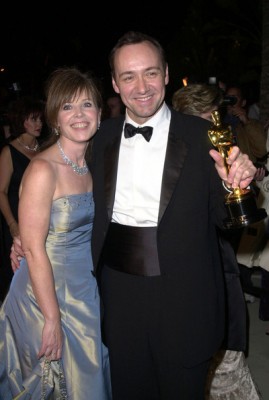 Ο Σπέισι στα Όσκαρ το 2000, με τη σύντροφό του, Νταϊάν Ντρέιερ