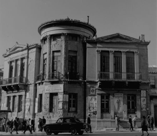 Το κτίριο βρισκόταν στην Πειραιώς και ήταν το σπίτι του γιατρού Ιωάννη Τσοτσόπου. Κατασκευάστηκε το 1870 και κατεδαφίστηκε το 1971. Φωτογράφος: Δημήτρης Παπαδήμος