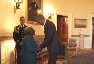 Η ηλικιωμένη δεν μπορούσε να κρύψει τη χαρά της όταν συνάντησε τον Πρόεδρο Ομπάμα
