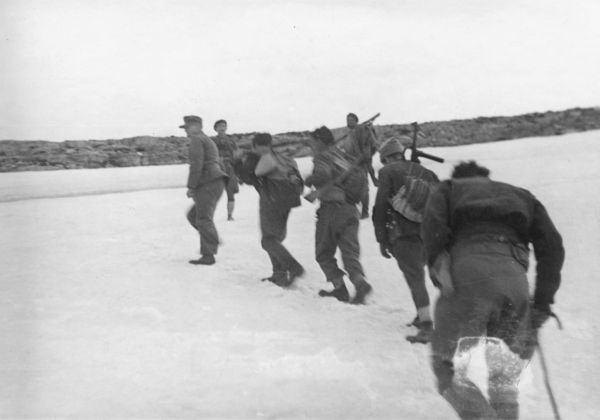 Οι απαγωγείς στα κρητικά βουνά. Δεύτερος είναι ο στρατηγός Κράϊπε Διέσχισαν τη Κρήτη χωρίς να τους εντοπίσουν οι χιλιάδες Γερμανοί στρατιώτες. Τον οδηγό του Στρατηγού τον σκότωσαν κατά τη διάρκεια της ανάβασης στον Ψηλορείτη