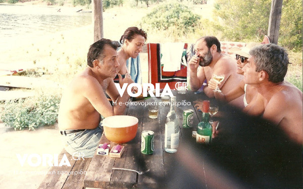 Ο Ουμπέρτο Έκο στη Χαλκιδική, στο νησάκι Διάπορο, το καλοκαίρι του 1988. Στην παρέα ο σημερινός δήμαρχος Θεσσαλονίκης Γιάννης Μπουτάρης, η δημοσιογράφος Μάρω Καρδάκου και ο Θόδωρος Ιωαννίδης 