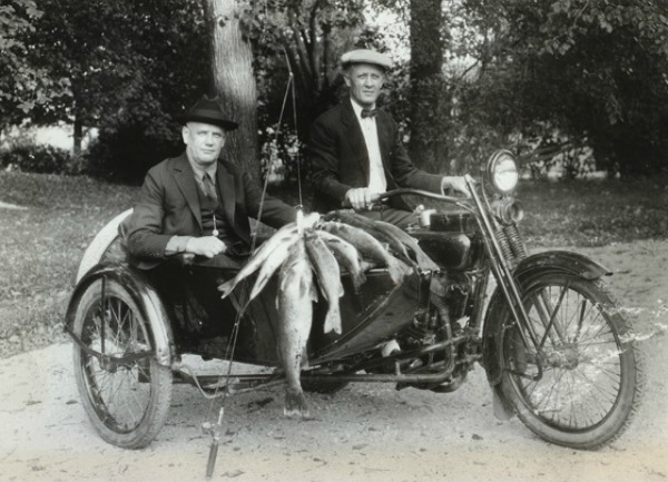 Στην αγαπημένη τους μηχανή μετά από μια συνηθισμένη βόλτα για ψάρεμα, 1924. Στα δεξιά ο Ουίλιαμ Χάρλεϊ και δεξιά ο Άρθουρ Ντάβιντσον 