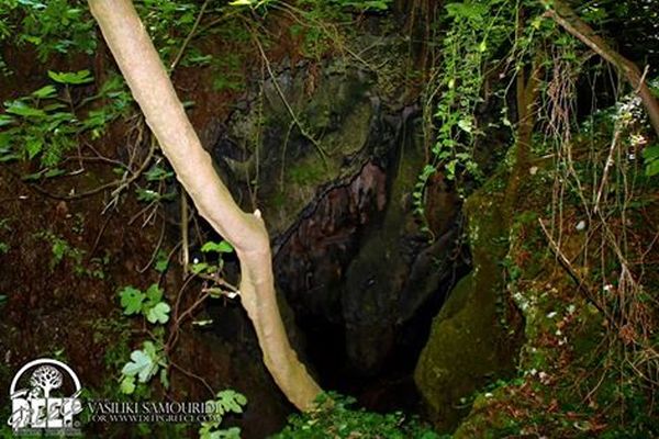 H σπηλιά της Ευρυνόμης deepgreece.com