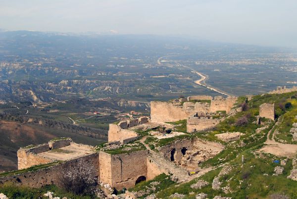 Το κάστρο έχει τρεις πύλες και αντίστοιχα τρεις αμυντικές σειρές