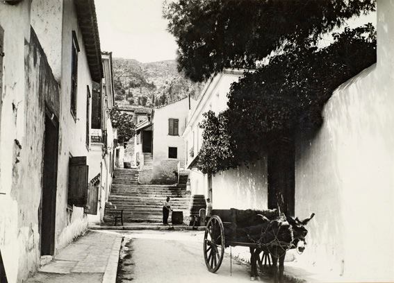 Η οδός Μνησικλέους στη διασταύρωσή της με την οδό Λυσίου, περίπου 1930. © Νεοελληνική Ιστορική Συλλογή Κωνσταντίνου Τρίπου - Φωτογραφικό Αρχείο Μουσείου Μπενάκη. Δημήτριος Γιάγκογλου. 
