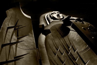 Iron Maiden. Το φρικιαστικό όργανο βασανιστηρίων του Μεσαίωνα που σκότωνε αργά και βασανιστικά τα θύματα της Ιεράς Εξέτασης. Ή μήπως δεν είναι παρά ένα heavy metal συγκρότημα;
