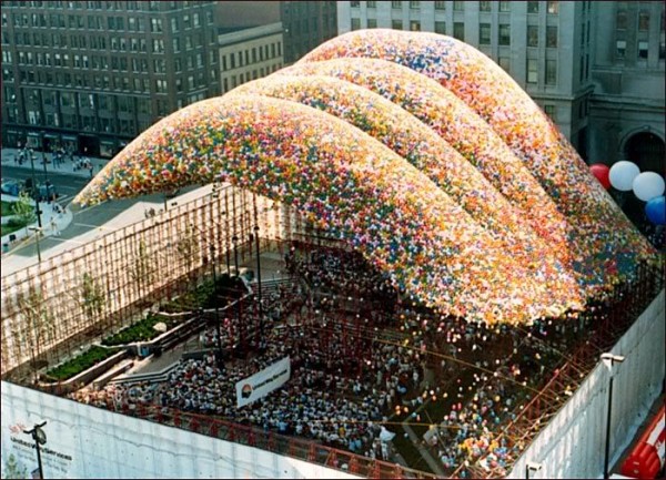 Ένα τεράστιο δίχτυ για να συγκρατεί τα μπαλόνια είχε καλύψει το σημείο όπου οι 2,5 χιλιάδες εθελοντές φούσκωναν ασταμάτητα νύχτα και μέρα