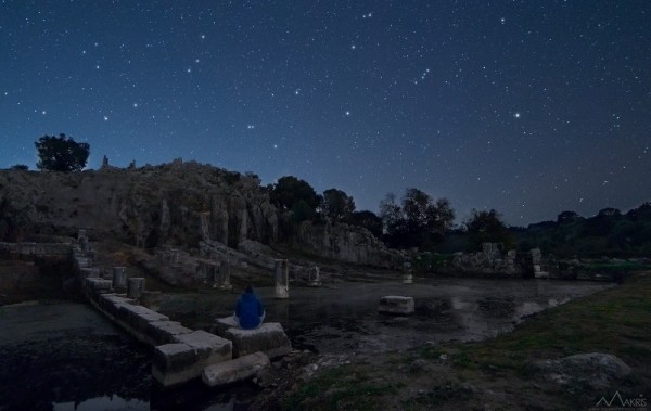 Αρχαίο λιμάνι Οινιάδων (3000 ετών)! Κοντά στην πόλη του Μεσολογγίου, βρίσκεται ο αρχαίος οικισμός των Οινιάδων. Το πιο επιβλητικό μνημείο του οικισμού είναι το αρχαίο λιμάνι, που είχε ως χρήση την ανάσυρση των πλοίων στο εσωτερικό του, την επισκευή και παραμονή τους για ορισμένο διάστημα το χειμώνα. Αποτελούσε το ναύσταθμο των Οινιαδών και τα πλεούμενα μέσω της λίμνης Κυνίας είχαν άμεση πρόσβαση στο Ιόνιο. Υπάρχουν εφτά διαζώματα, που σημαίνει ότι μπορούσαν ταυτόχρονα να δέσουν εφτά σκάφη. Τρεις χιλιάδες χρόνια μετά, εκεί είναι στεριά με λιμνάζοντα νερά, χωρίς πρόσβαση στη θάλασσα. Αλλά είναι πολύ όμορφη η σκέψη ότι κάποτε εκεί οι αρχαίοι πρόγονοι μας έδεναν τα πλοία τους πριν εξορμήσουν στις αρχαίες θάλασσες.