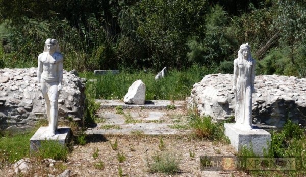 Η Ισις ως Δήμητρα κρατά στάχυα στο χέρι και ως Αφροδίτη τριαντάφυλλα. Ο Οσίρις ή Σαράπης ή Αντίνοος φορά το επίσημο ένδυμα των Φαραώ. Και τα δύο αγάλματα έχουν την ιερατική κίνηση του βαδίσματος