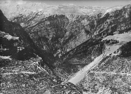  στην φωτογραφία η χαράδρα της Ρεκάς. Στις 9 Σεπτεμβρίου 1942 δόθηκε η πρώτη μάχη των ανταρτών του ΕΛΑΣ Ρούμελης εναντίον δύναμης ιταλικού αποσπάσματος.