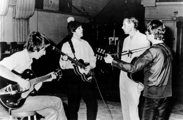 Beatles_and_George_Martin_in_studio_1966