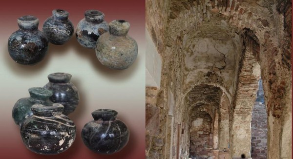Γυάλινες φυσητές χειροποίητες χειροβομβίδες από βαθύ πράσινο και κυανό γυαλί, χρονολογούμενες στον 14ο -15ο αιώνα. Δεξιά: Προστώο της οθωμανικής πυριτιδαποθήκης στον Ακρόπυργο του Κάστρου της Μυτιλήνης.
