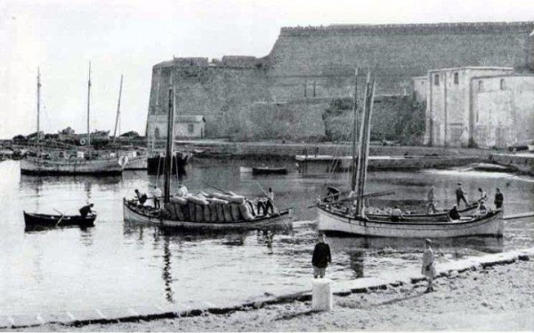 Το λιμάνι της Κερύνειας την δεκαετία του 50. Την περίοδο εκείνη οι Άγγλοι είχαν μετατρέψει το κάστρο σε φυλακές για τους ελληνοκύπριους αγωνιστές της ΕΟΚΑ.