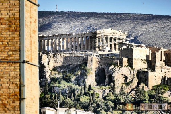 Η θέα του Παρθενώνα σε συνδυασμό με το βιομηχανικό τοπίο των φουγάρων της Τεχνόπολης